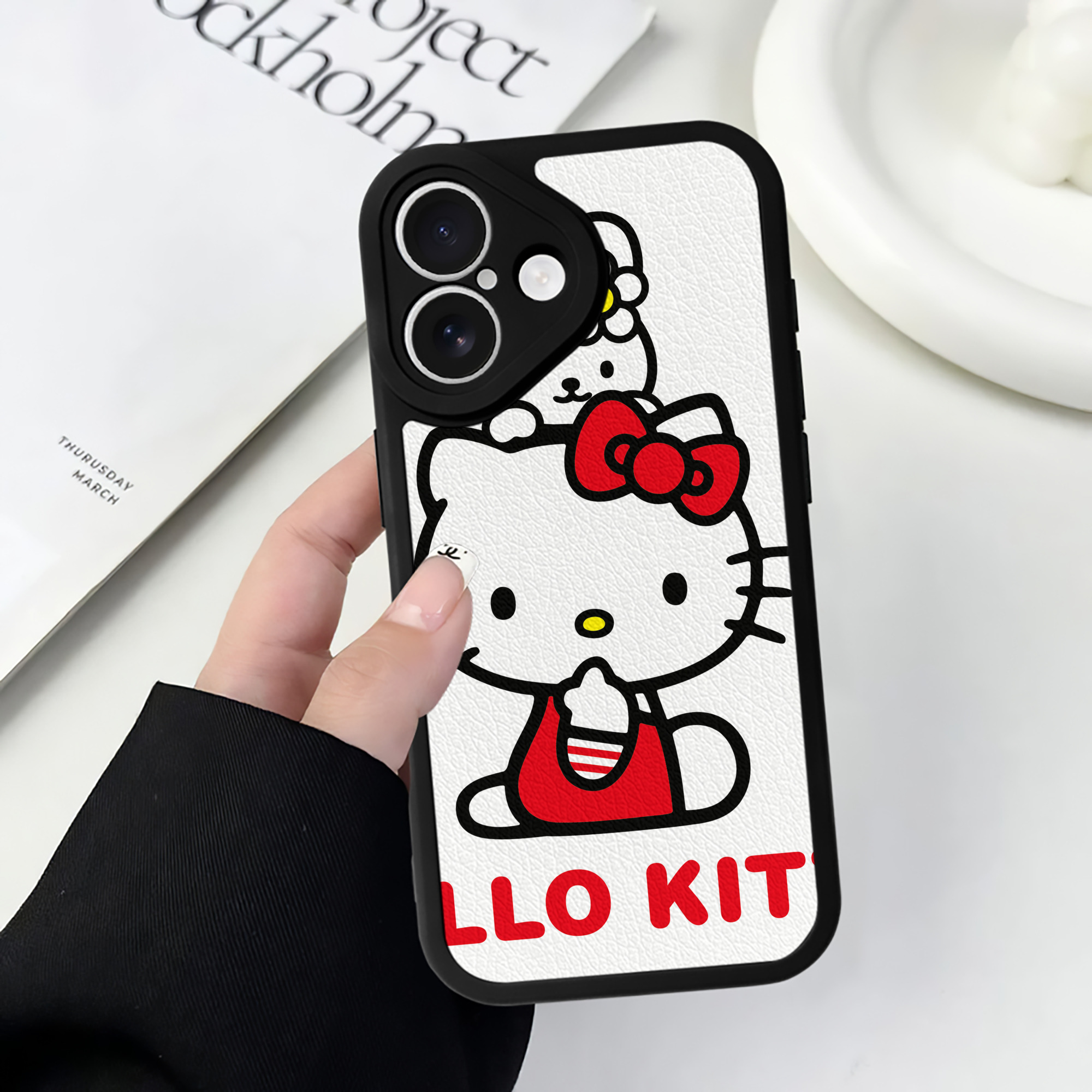 （画像用） Hello Kitty ハローキティ 【iPhone 16シリーズ対応】シリコンスマホケース（レザー調） 材質：シリコン